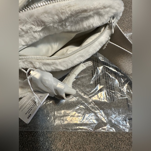 Lululemon Everywhere Belt Bag Plush Fleece Bone ( White)/ Silver 7.5” x 5” - Picture 15 of 16